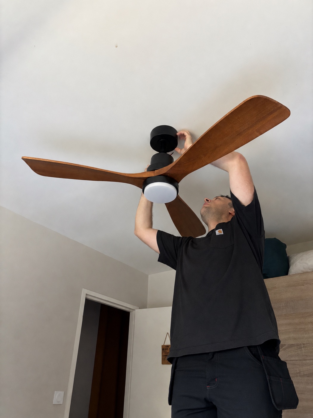 Installation d’un ventilateur de plafond avec éclairage