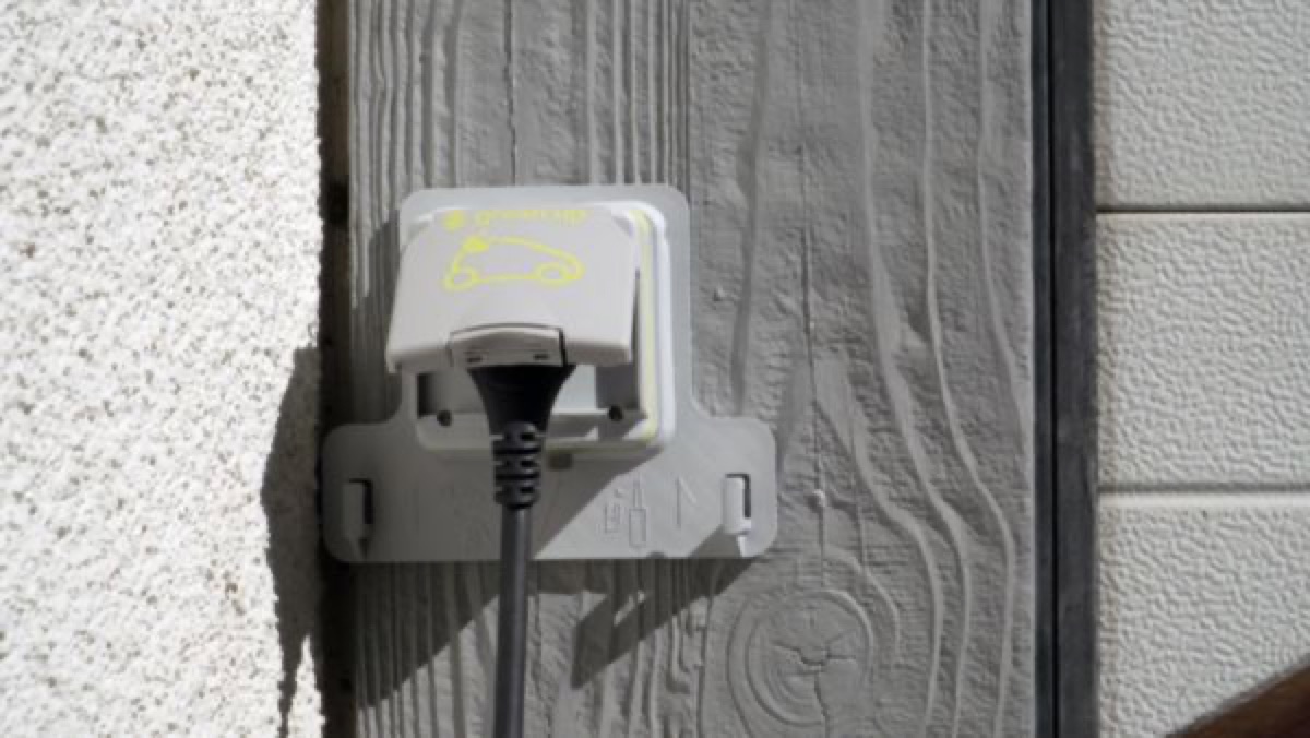 Prise renforcée extérieure pour la recharge d’un véhicule